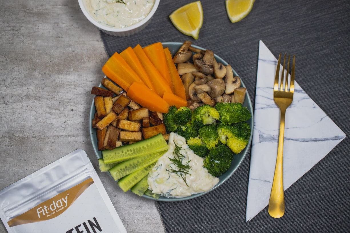 Tzatziki dip s proteinem a talířem plným restovaného tofu, žampionů a zeleniny